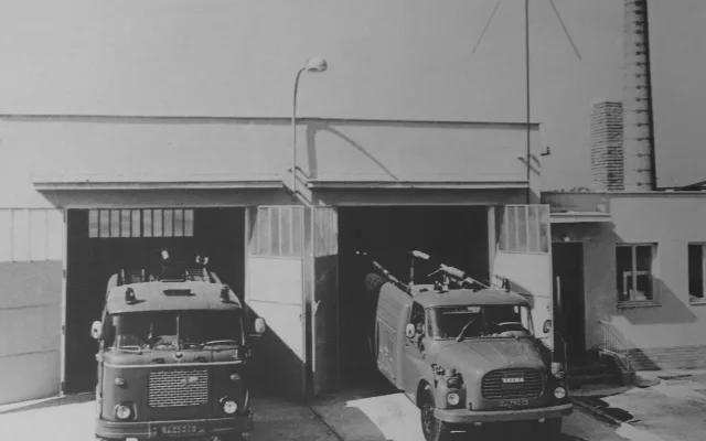 Stará zbrojnice na historické fotografii