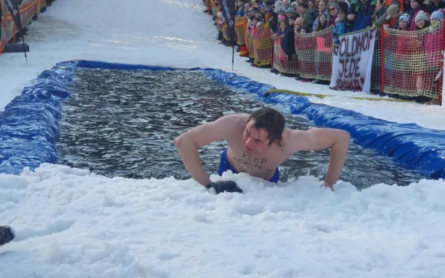 Legendární šumavská Jízda přes louži je drsná show jen pro odvážné lyžaře