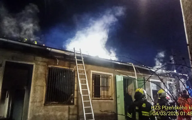 Hasiči v noci likvidovali rozsáhlý požár domu, který obývají cizinci