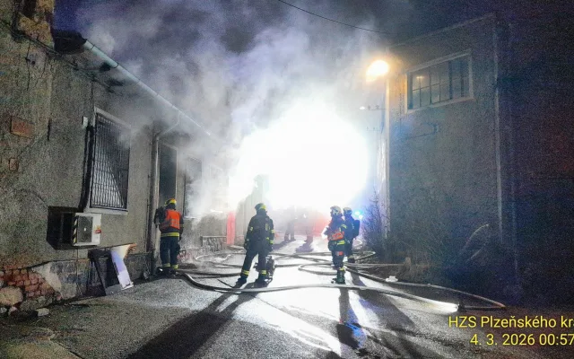 Hasiči v noci likvidovali rozsáhlý požár domu, který obývají cizinci