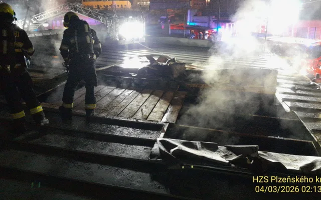 Hasiči v noci likvidovali rozsáhlý požár domu, který obývají cizinci
