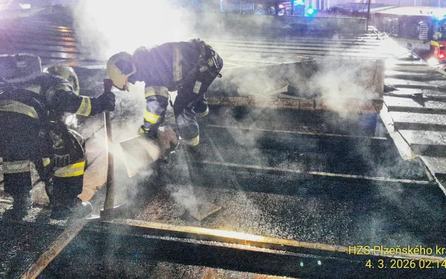 Hasiči v noci likvidovali rozsáhlý požár domu, který obývají cizinci