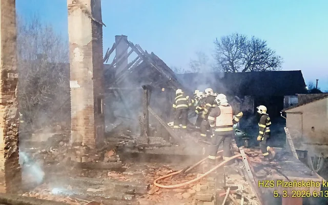 Čtyři jednotky hasičů bojovaly v noci s požárem domu. Škoda přesáhne milion korun