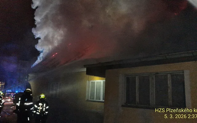 Čtyři jednotky hasičů bojovaly v noci s požárem domu. Škoda přesáhne milion korun