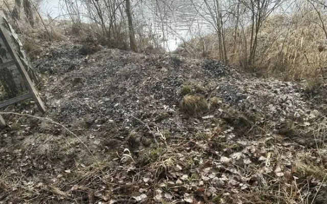 Kdosi vyhodil haldu popela k řece. Naprosto nepřípustné, rozčiluje se obec
