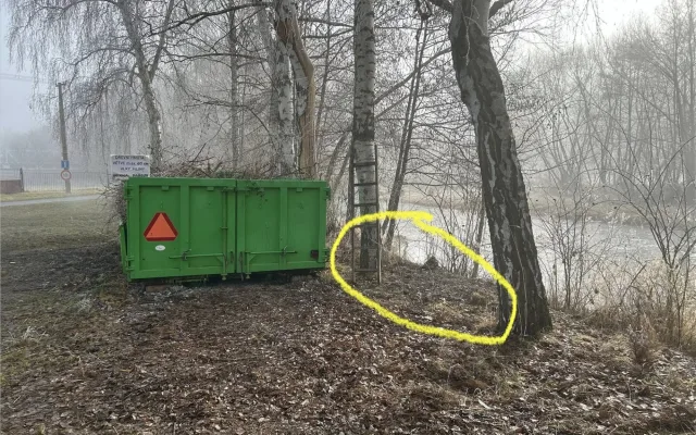 Kdosi vyhodil haldu popela k řece. Naprosto nepřípustné, rozčiluje se obec