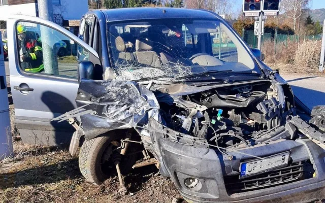 Vlak smetl na přejezdu osobní auto, nehoda zastavila provoz na trati