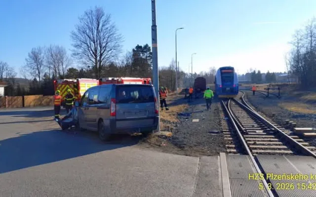 Vlak smetl na přejezdu auto, řidič osobáku z místa utekl