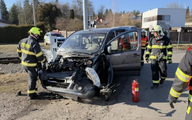 Vlak smetl na přejezdu auto, řidič osobáku z místa utekl