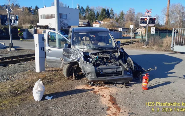 Vlak smetl na přejezdu auto, řidič osobáku z místa utekl