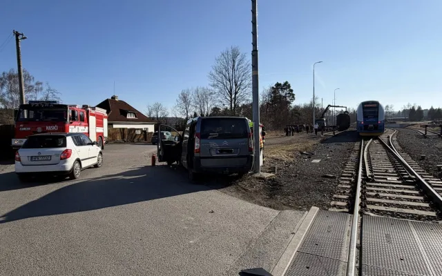 Vlak smetl na přejezdu auto, řidič osobáku z místa utekl