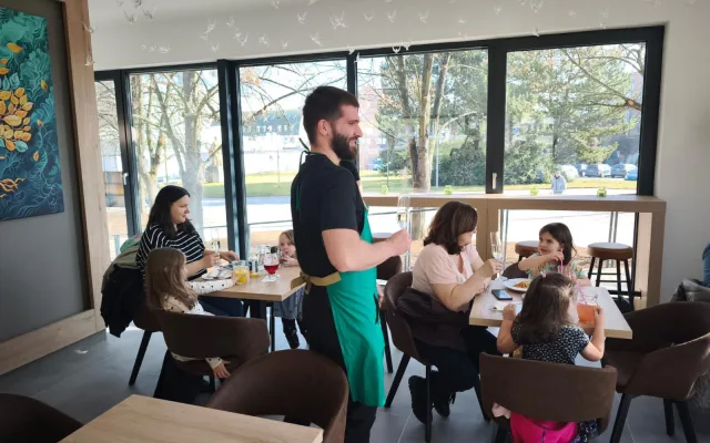 Nevzhledné a nevyužívané záchodky se proměnily v moderní kavárnu