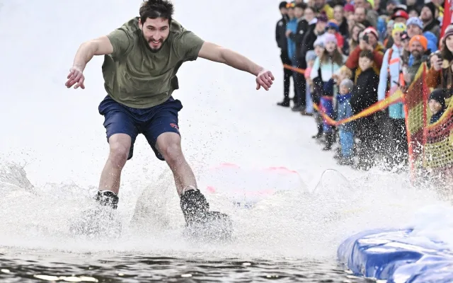 FOTO: Desítky lidí přejížděly v recesistickém závodě na Špičáku velkou louži