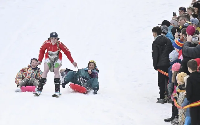 FOTO: Desítky lidí přejížděly v recesistickém závodě na Špičáku velkou louži