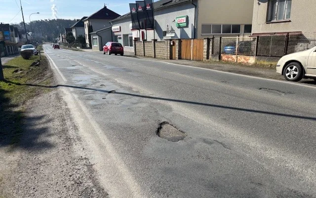Řidiče čeká další nepříjemné omezení, kraj s městem opraví silnici na okraji Plzně