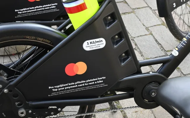 Po metropoli se brzy rozjede 300 sdílených elektrokol, zlodějům by měly odolat.