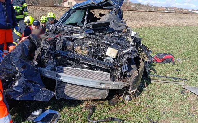 Děsivá nehoda na železničním přejezdu. Vlak doslova sešrotoval osobní auto