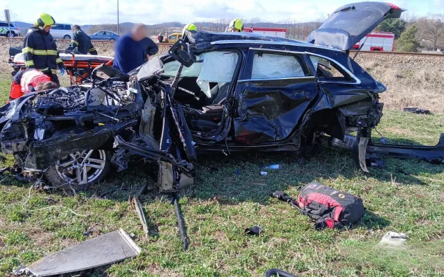 Děsivá nehoda na železničním přejezdu. Vlak doslova sešrotoval osobní auto