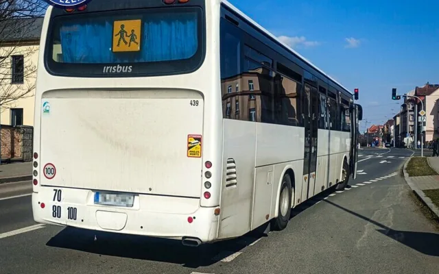 Strážníci odtlačili rozbitý autobus blokující velmi rušnou křižovatku. Zabránili tak kolapsu dopravy
