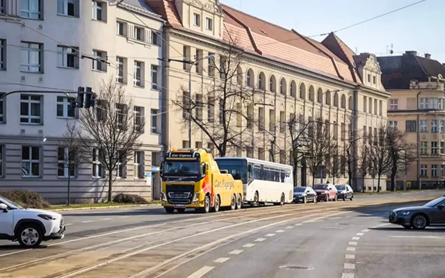 Strážníci odtlačili rozbitý autobus blokující velmi rušnou křižovatku. Zabránili tak kolapsu dopravy