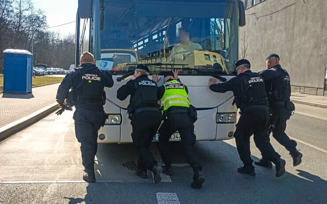 Strážníci odtlačili rozbitý autobus blokující velmi rušnou křižovatku. Zabránili tak kolapsu dopravy