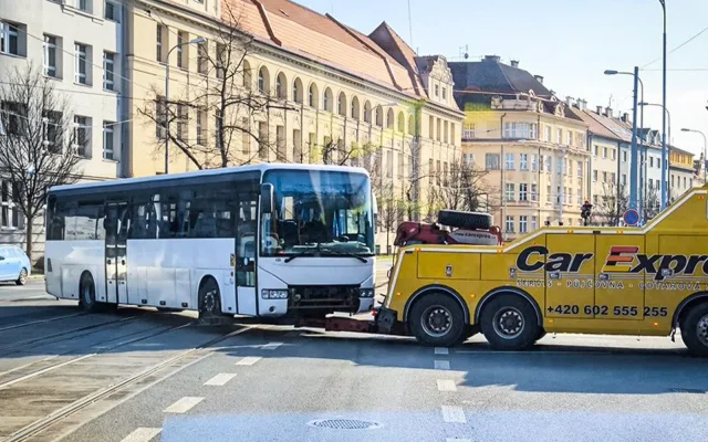 Strážníci odtlačili rozbitý autobus blokující velmi rušnou křižovatku. Zabránili tak kolapsu dopravy