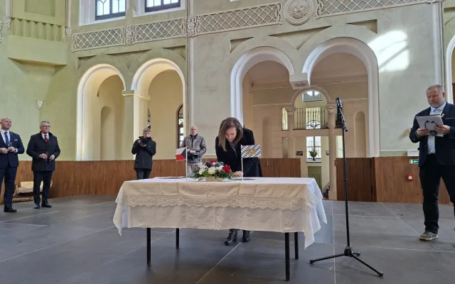 Cestovní ruch, rozvoj infrastruktury. Česko-bavorské memorandum podepsali v jízdárně