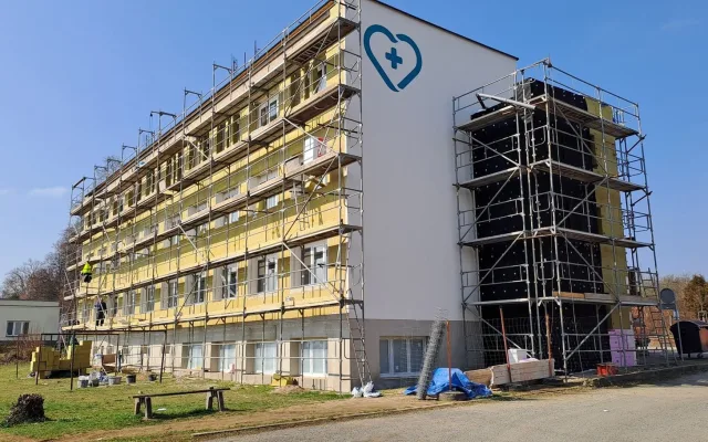 Investice ve stodské nemocnici. Modernizace se dočká bytový dům pro zaměstnance