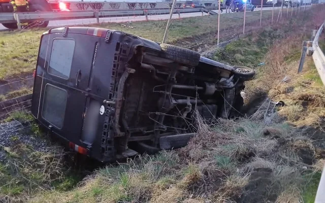 Mikrobus po střetu s osobákem vyletěl z dálnice, prorazil oplocení a skončil na boku