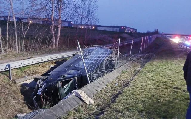 Mikrobus po střetu s osobákem vyletěl z dálnice, prorazil oplocení a skončil na boku