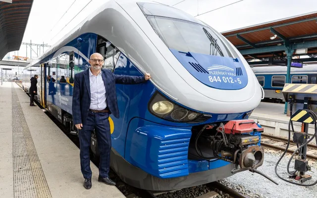 Intenzivní provoz i vandalové dali žralokům zabrat, soupravy RegioShark musely na repasi