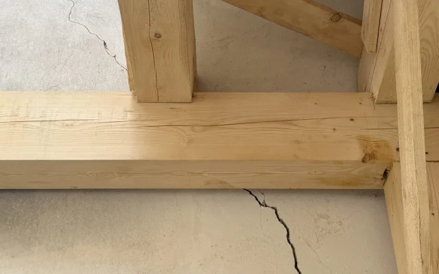 Zlověstné praskliny se objevily na slavné Bílé věži. Památku teď podpírají trámy