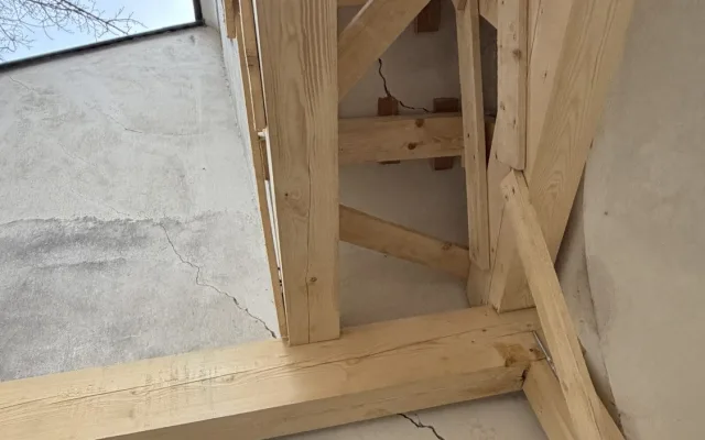 Zlověstné praskliny se objevily na slavné Bílé věži. Památku teď podpírají trámy