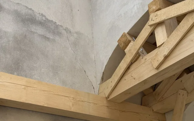 Zlověstné praskliny se objevily na slavné Bílé věži. Památku teď podpírají trámy