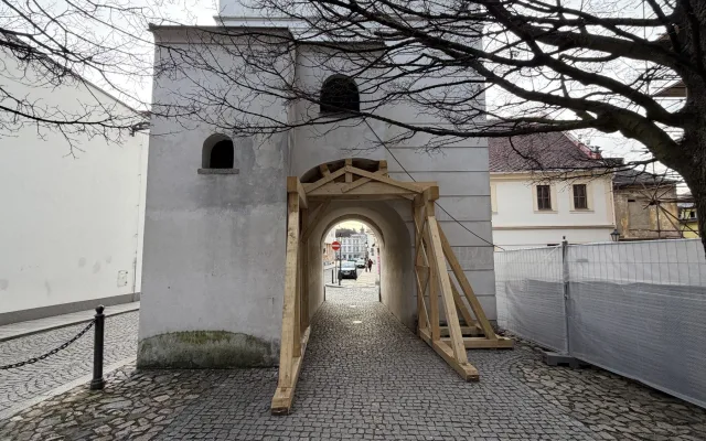 Zlověstné praskliny se objevily na slavné Bílé věži. Památku teď podpírají trámy