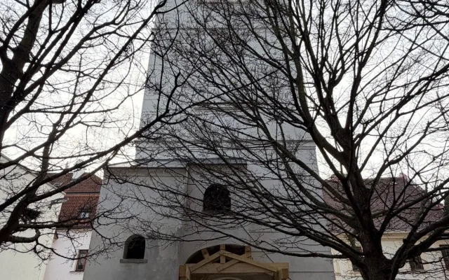 Zlověstné praskliny se objevily na slavné Bílé věži. Památku teď podpírají trámy