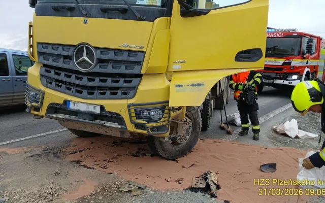 Sanitka s pacientem po střetu s nákladním autem skončila v příkopu silnice I/27