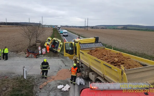 Sanitka s pacientem po střetu s nákladním autem skončila v příkopu silnice I/27