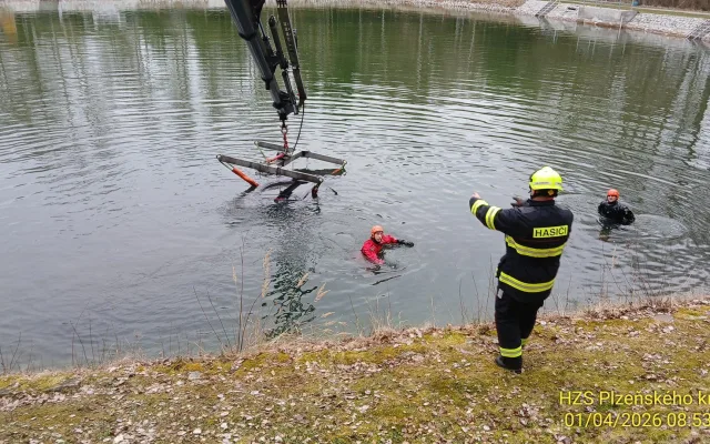 Opileckou jízdu zakončil mladý řidič na dně koupaliště. Nad autem se uzavřela hladina
