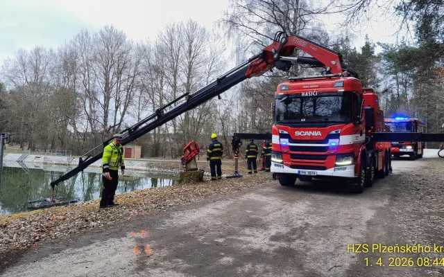 Opileckou jízdu zakončil mladý řidič na dně koupaliště. Nad autem se uzavřela hladina