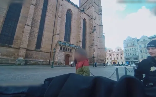 Bodnu tě do krku, vyhrožoval muž strážníkům a pak na ně plivl. Ti tvrdě zakročili