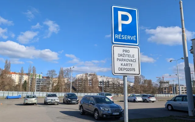 Velké mrzení pro řidiče, bez karty už na velkém prostranství u kulturní zóny nezaparkují