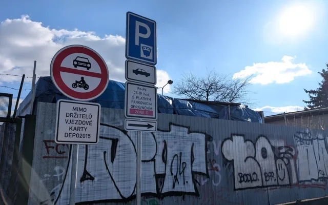 Velké mrzení pro řidiče, bez karty už na velkém prostranství u kulturní zóny nezaparkují