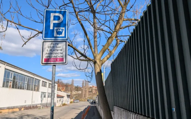 Velké mrzení pro řidiče, bez karty už na velkém prostranství u kulturní zóny nezaparkují