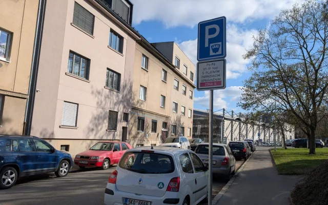 Velké mrzení pro řidiče, bez karty už na velkém prostranství u kulturní zóny nezaparkují