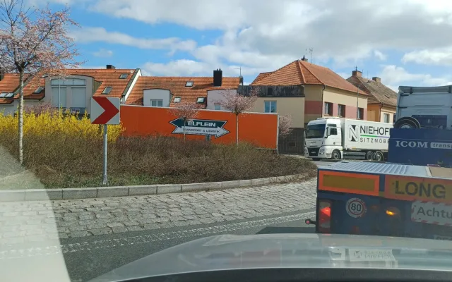 Totální kolaps ve Stodu na frekventované silnici I/26. Řidiči čekají v kolonách i hodinu