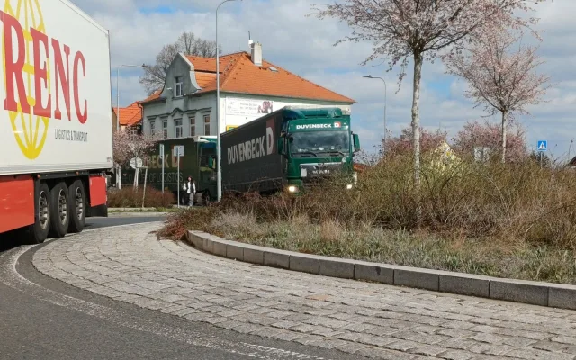 Totální kolaps ve Stodu na frekventované silnici I/26. Řidiči čekají v kolonách i hodinu