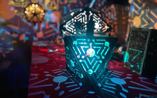 Magický kaolinový důl promění světelné instalace v unikátní podzemní vesmír