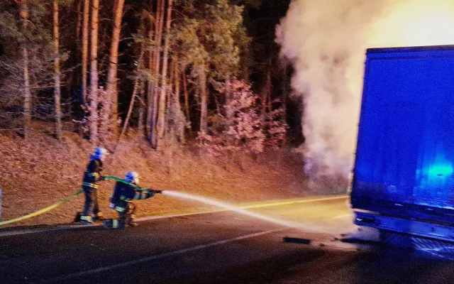Po nehodě začal kamion i osobák hořet, hasiči vytáhli z vraku jedno tělo