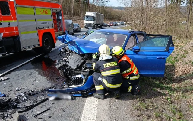 Mladá řidička se těžce zranila při děsivém čelním střetu dvou aut